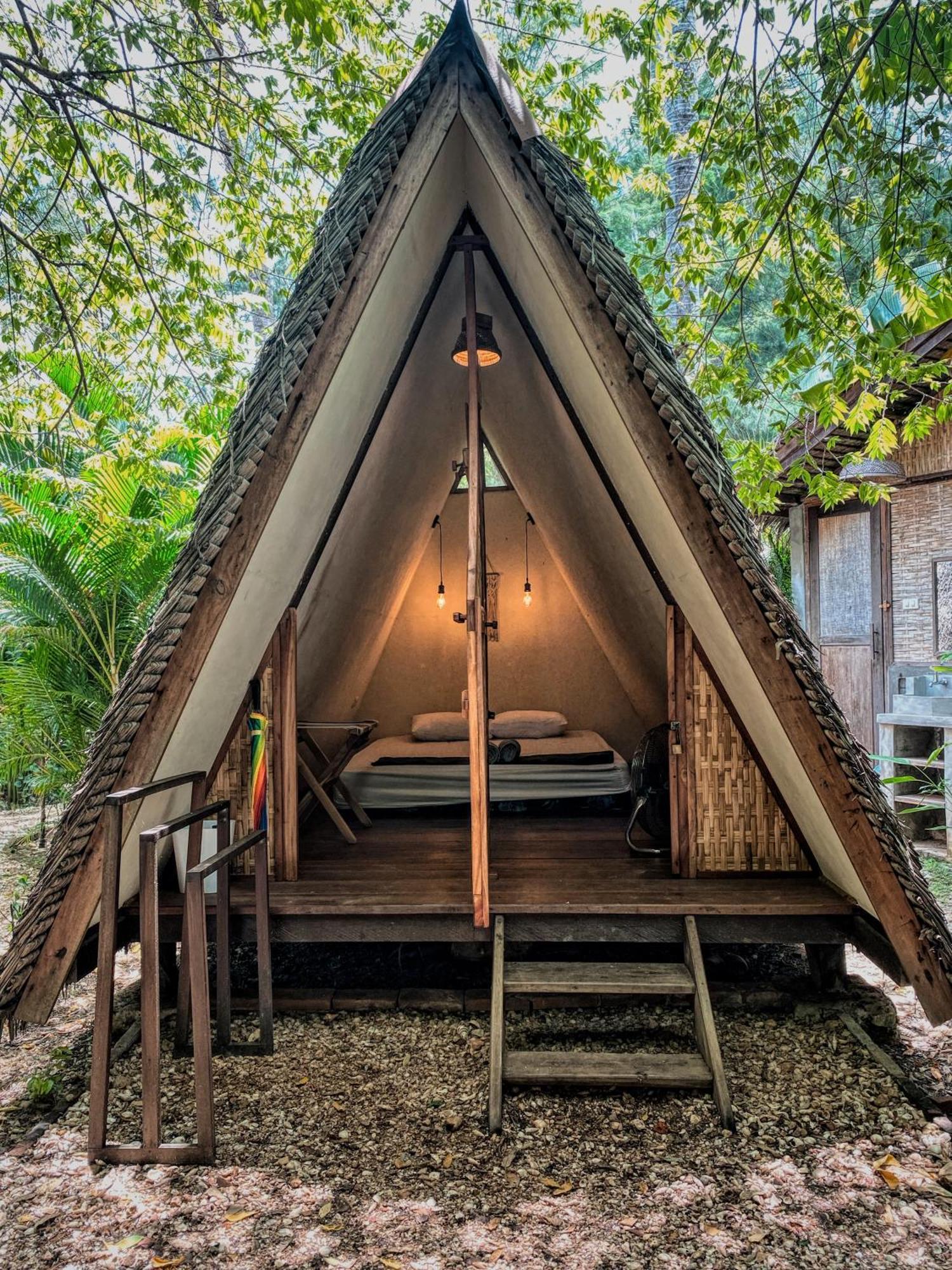 Basa-Basi Lodge Karimunjawa Exterior photo